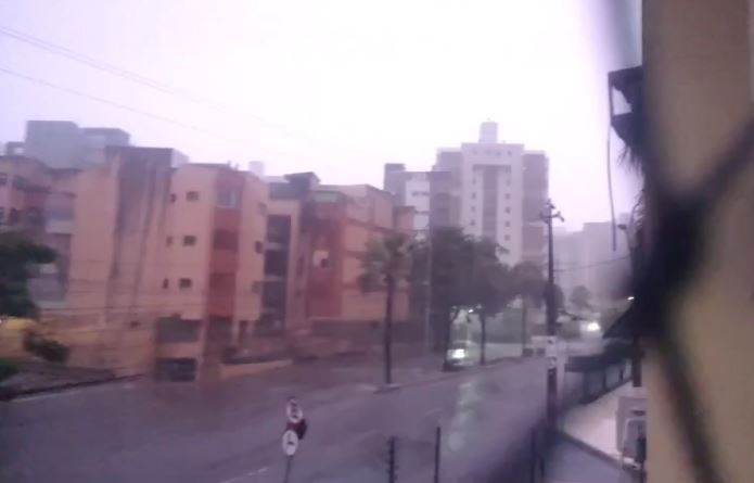 Chuva forte com relâmpagos e trovões atinge Fortaleza; vídeo