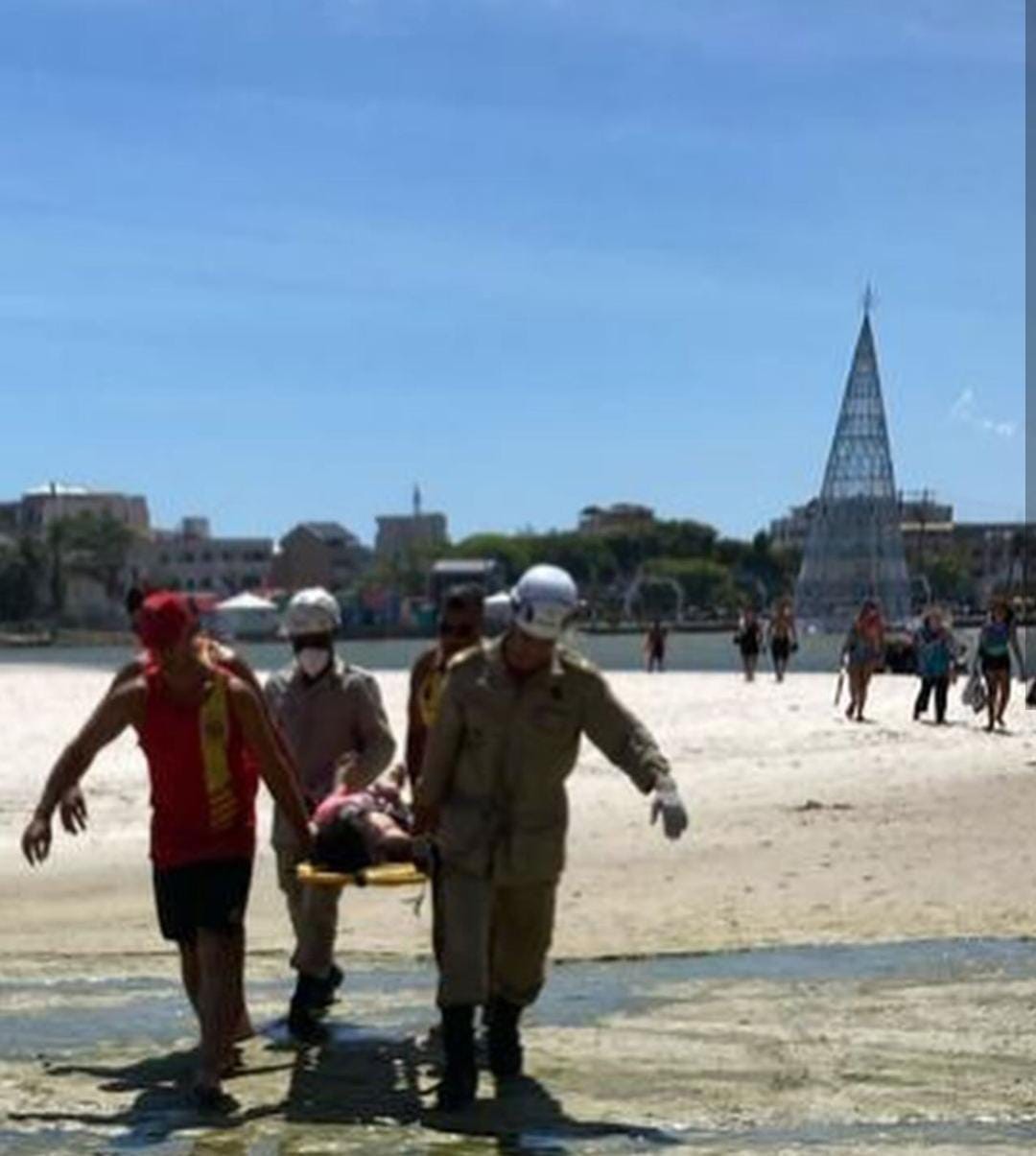 Guarda-vidas resgatam mulher que teve ataque epilético dentro da lagoa de Saquarema