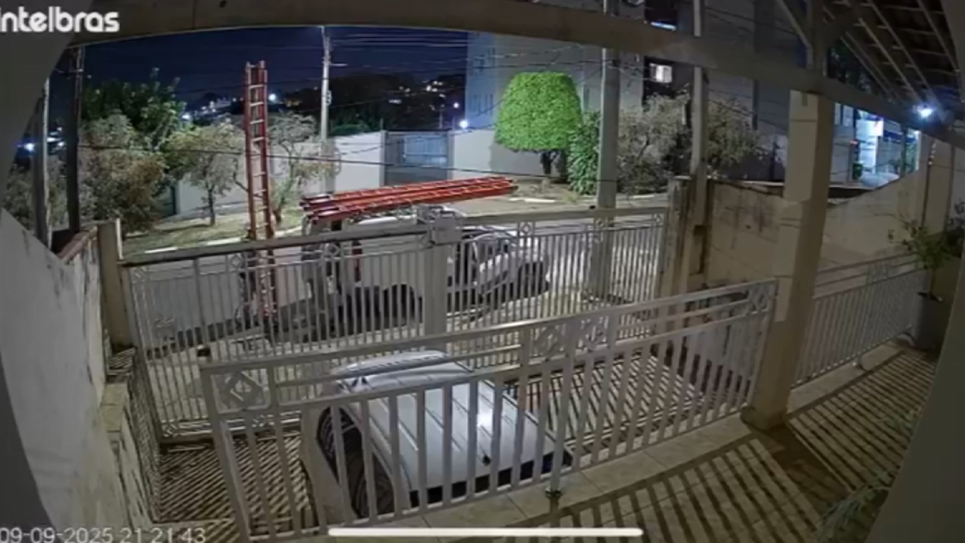 VÍDEO: equipe chamada para consertar internet solta rojão no meio da rua e piora fiação em Campinas