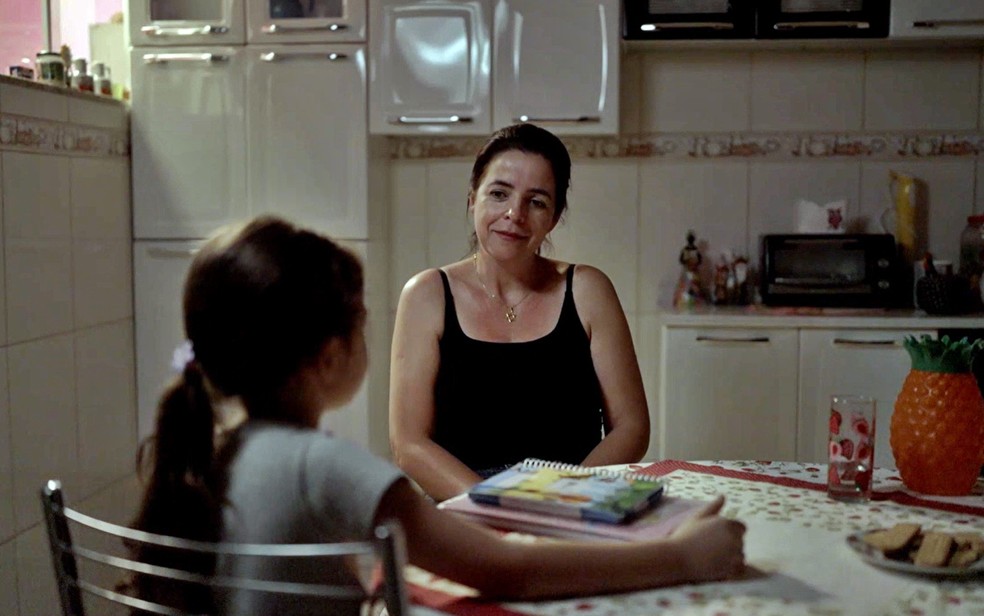 Valquíria trabalha com produção de pães de queijo e é mãe de dois filhos — Foto: Reprodução TV Globo