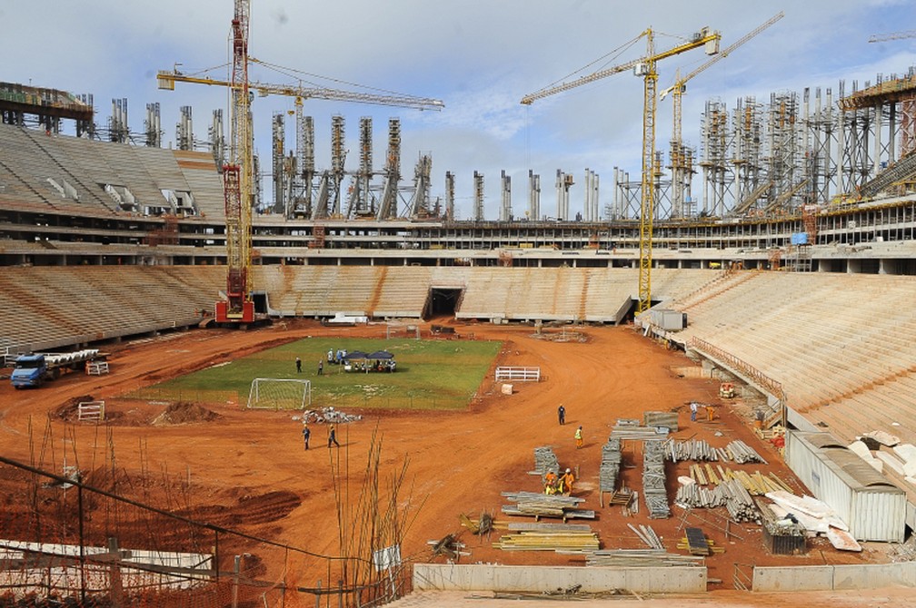 Obras Mané Garrincha em junho de 2012 — Foto: Agência Brasil
