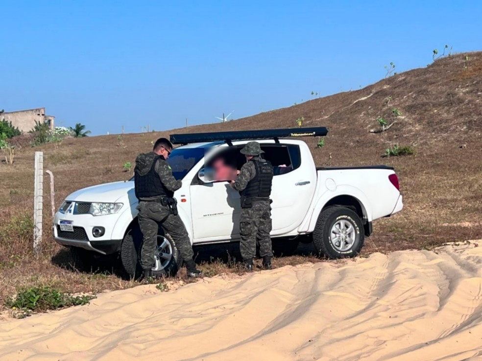 Dois motoristas foram autuados por trafegar em área de dunas na praia da Taíba, no litoral do Ceará — Foto: Polícia Militar do Ceará/Divulgação