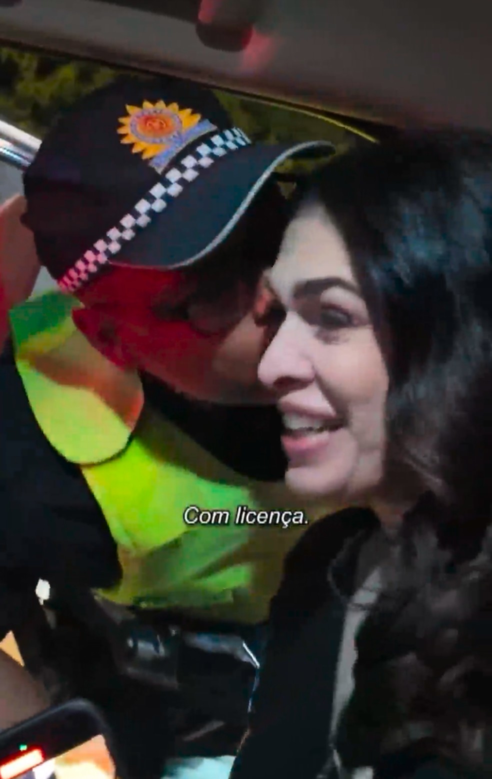 PM beija Paula Lavigne, empresária e mulher de Caetano Veloso, em blitz no DF — Foto: Caetano Veloso/Instagram/Reprodução