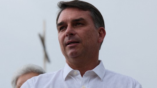 Flávio comemora liberação de visitas a Bolsonaro e diz que verá o pai amanhã