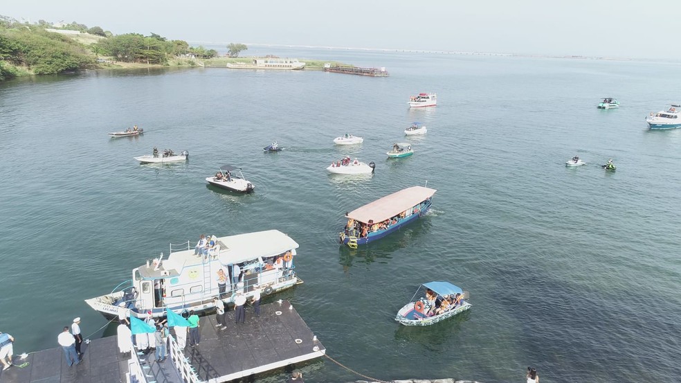 Fiéis católicos realizam procissão fluvial de Nossa Senhora dos Navegantes — Foto: Assessoria de Comunicação da Prefeitura