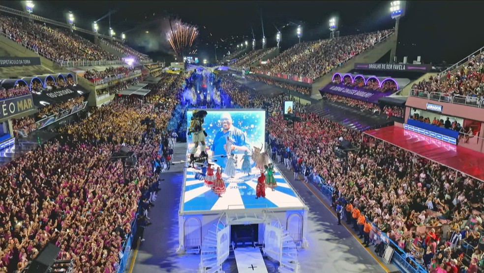 Drone tripulado alça voo no desfile da Portela — Foto: Reprodução/TV Globo