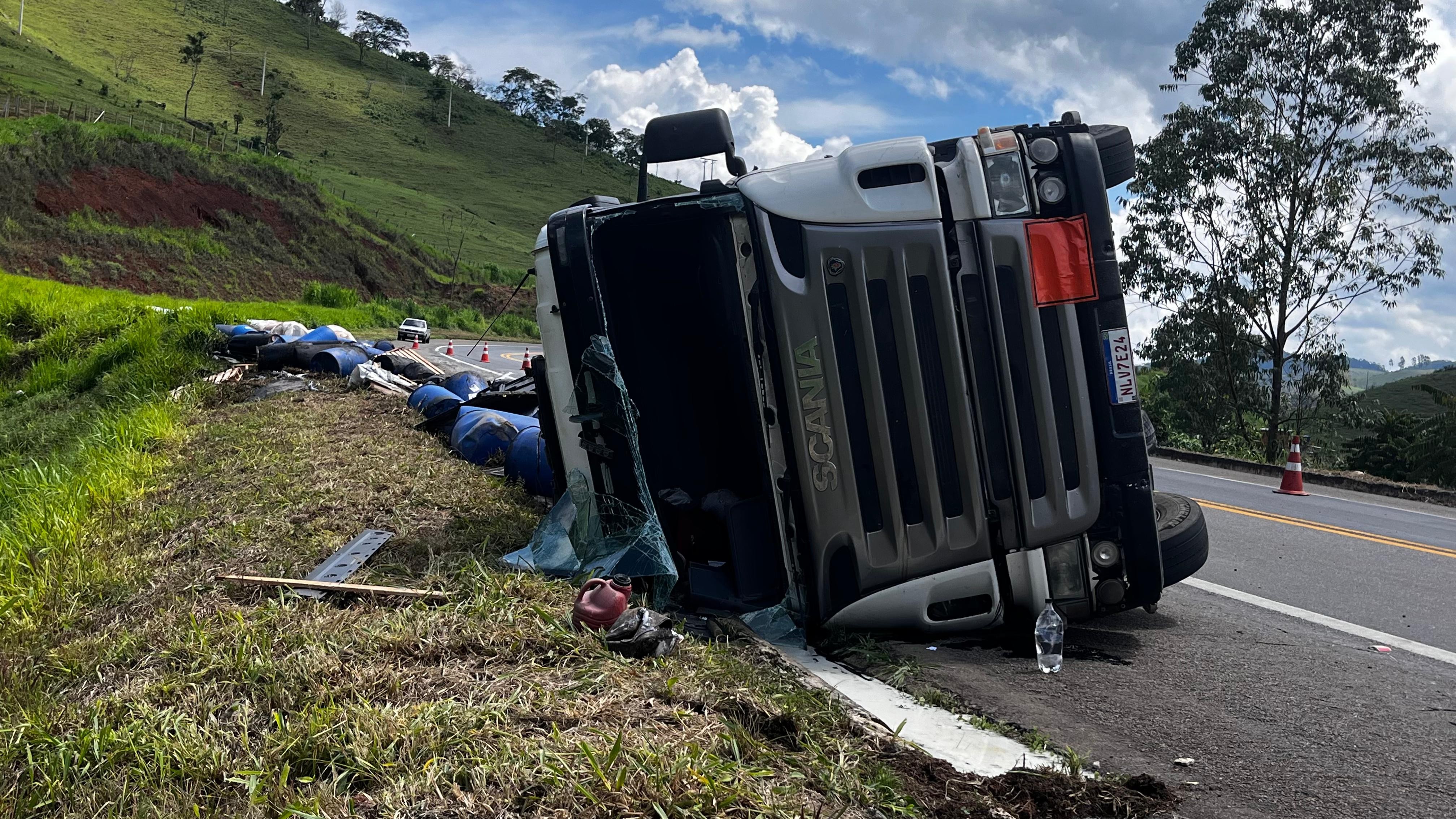 Carreta carregada com produtos químicos tomba e substâncias ficam espalhadas pela BR-116; VÍDEO