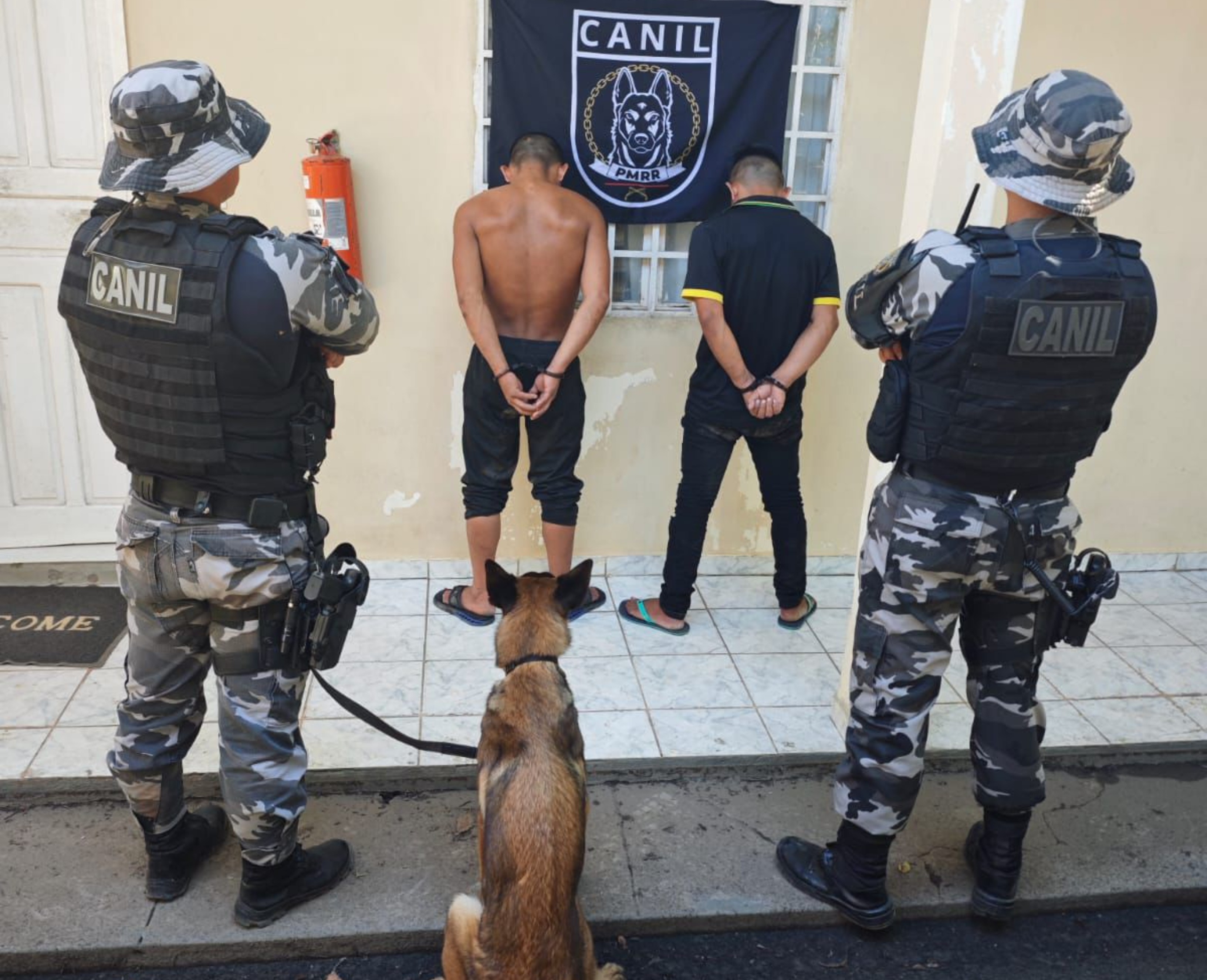 Jovens são presos com skunk e munições escondidos em máquina de lavar roupas em Bonfim