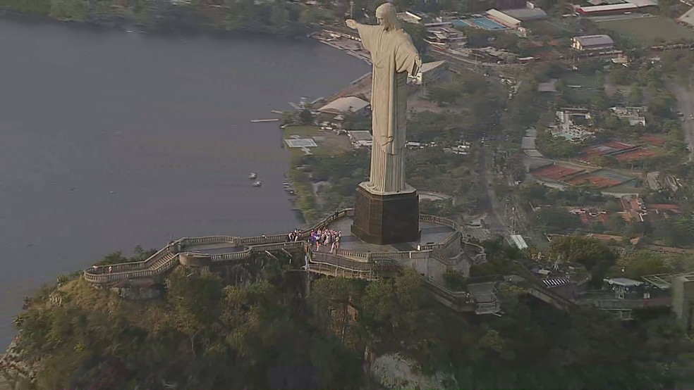 Mulheres amanheceram aos pés do Cristo Redentor — Foto: Reprodução/TV Globo