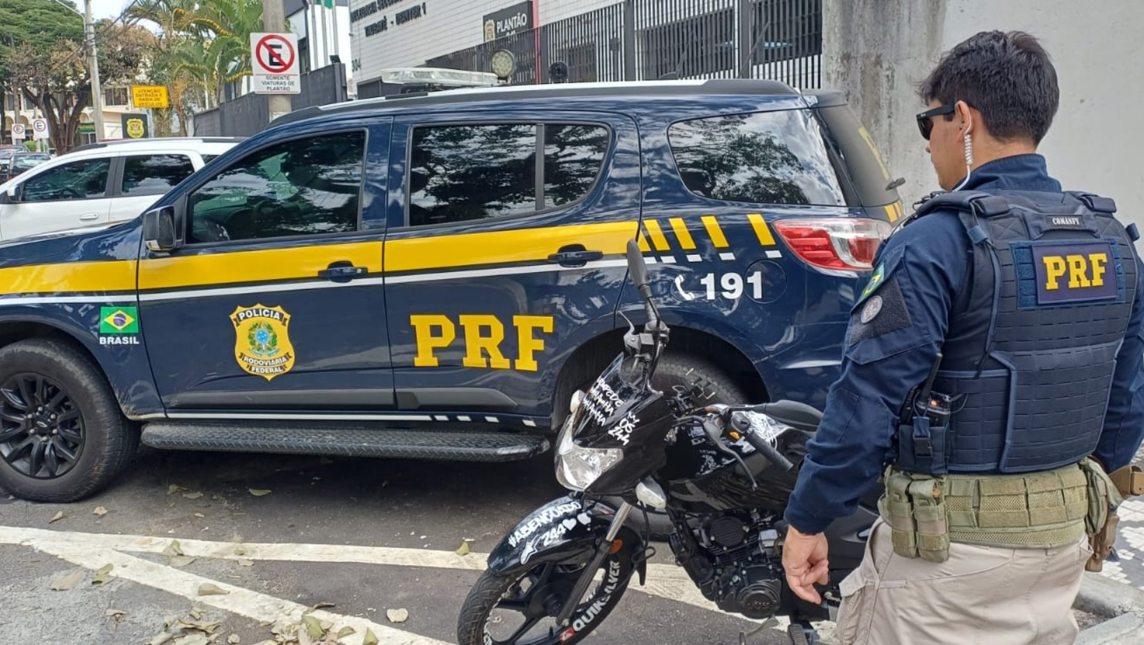 Mulher é resgatada de cárcere privado após pedir ajuda em abordagem da PRF na Dutra, em Taubaté