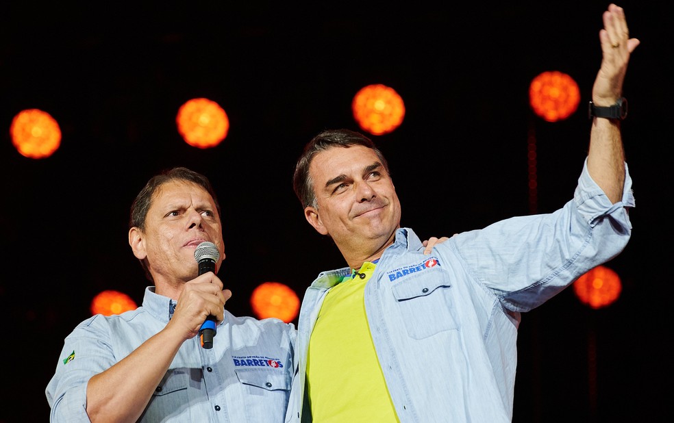 Fl&aacute;vio Bolsonaro (PL) e Tarc&iacute;sio de Freitas (Republicanos) durante a Festa do Pe&atilde;o de Barreto &mdash; Foto: &Eacute;rico Andrade/g1