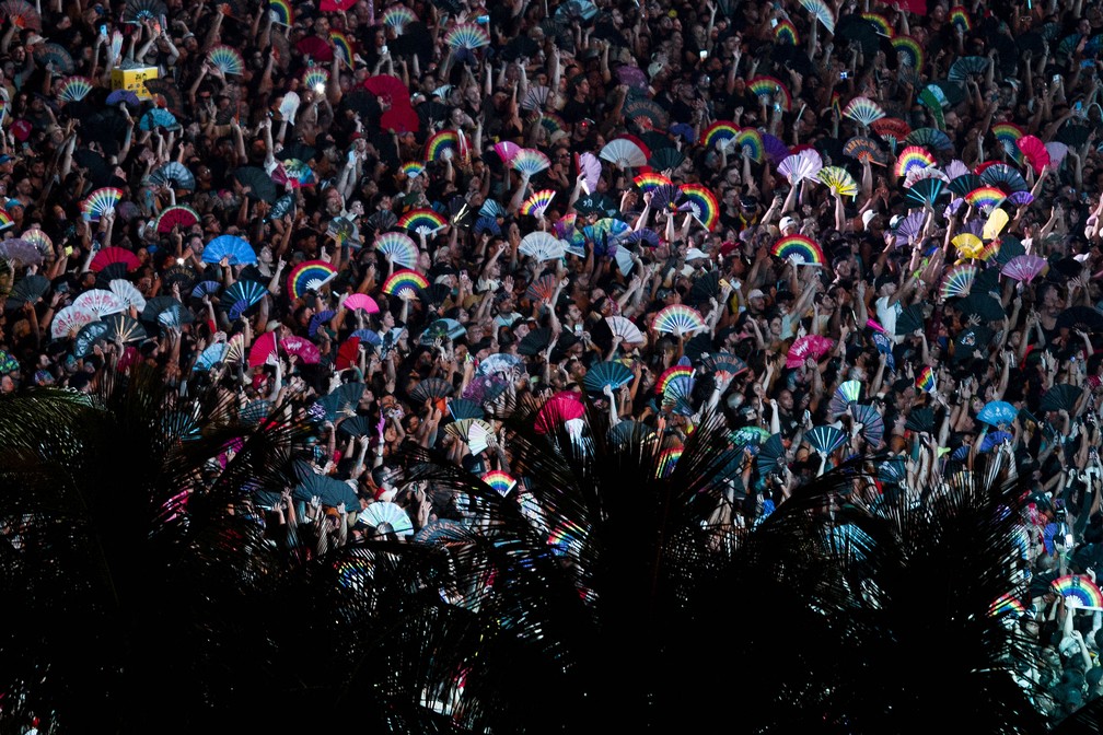 Fãs se reúnem antes do show aberto de Lady Gaga na Praia de Copacabana, no Rio de Janeiro. — Foto: Daniel RAMALHO / AFP