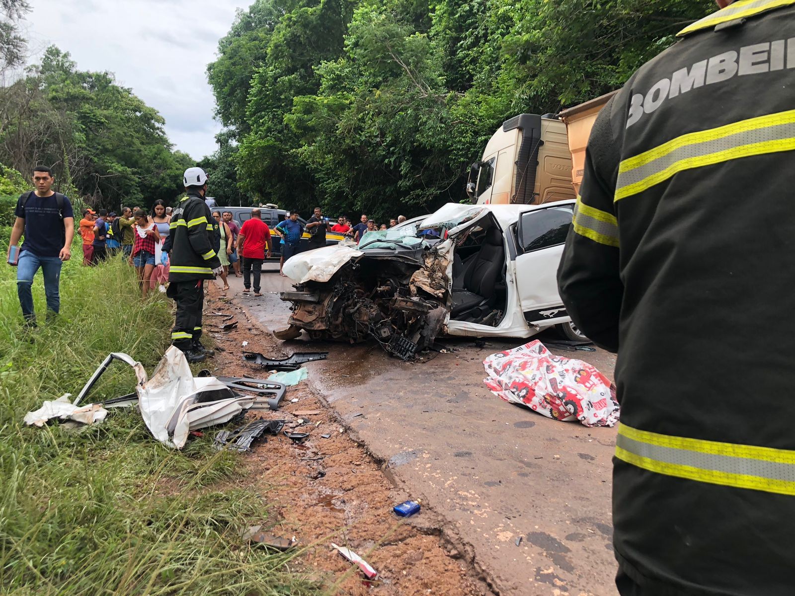 Acidente com morte é registrado na BR-163, em Santarém, após batida entre carro de passeio e carreta