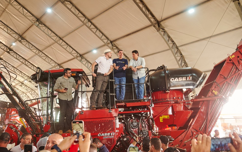 Agrishow 2026: Flávio Bolsonaro e Tarcisio de Freitas visitam estande de tratores em evento que acontece em Ribeirão Preto, SP — Foto: Érico Andrade/g1