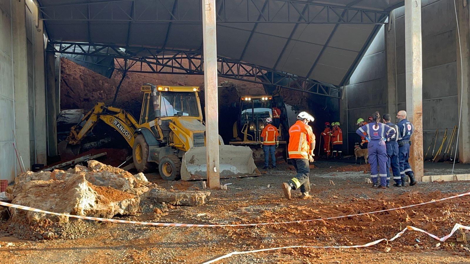 Deslizamento de terra derruba parede e trabalhadores ficam soterrados no Oeste de SC