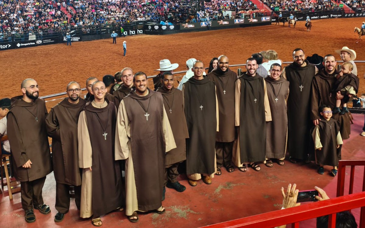 Frei Gilson, é você? Na arena de Barretos, fieis confundem carmelitas com fenômeno da Igreja Católica