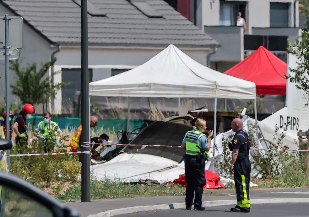 Equipes de resgate trabalham no local da queda de um avião em Tomblaine, no nordeste da França, neste domingo (28). O acidente matou as 11 pessoas que estavam a bordo da aeronave. — Foto: REUTERS/Christian Hartmann