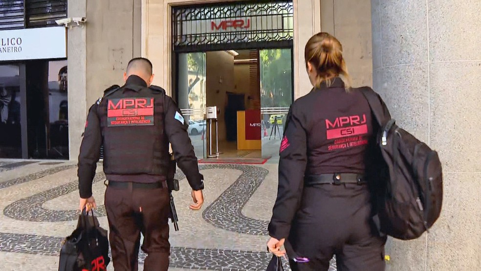 MPRJ e a Corregedoria da PM cumprem mandados contra policiais — Foto: Reprodução/TV Globo