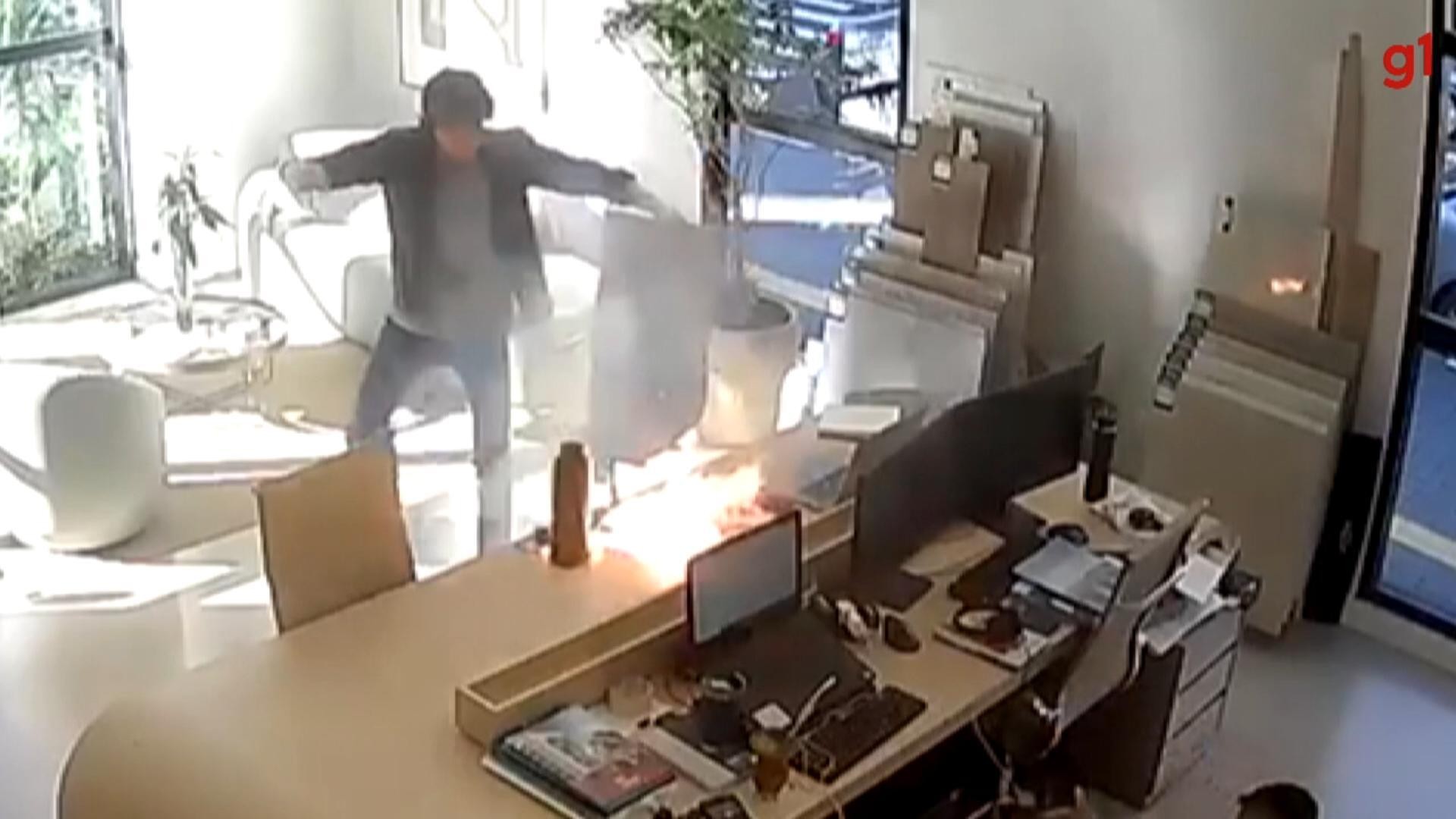 Celular explode enquanto carregava em escritório e causa incêndio; VÍDEO