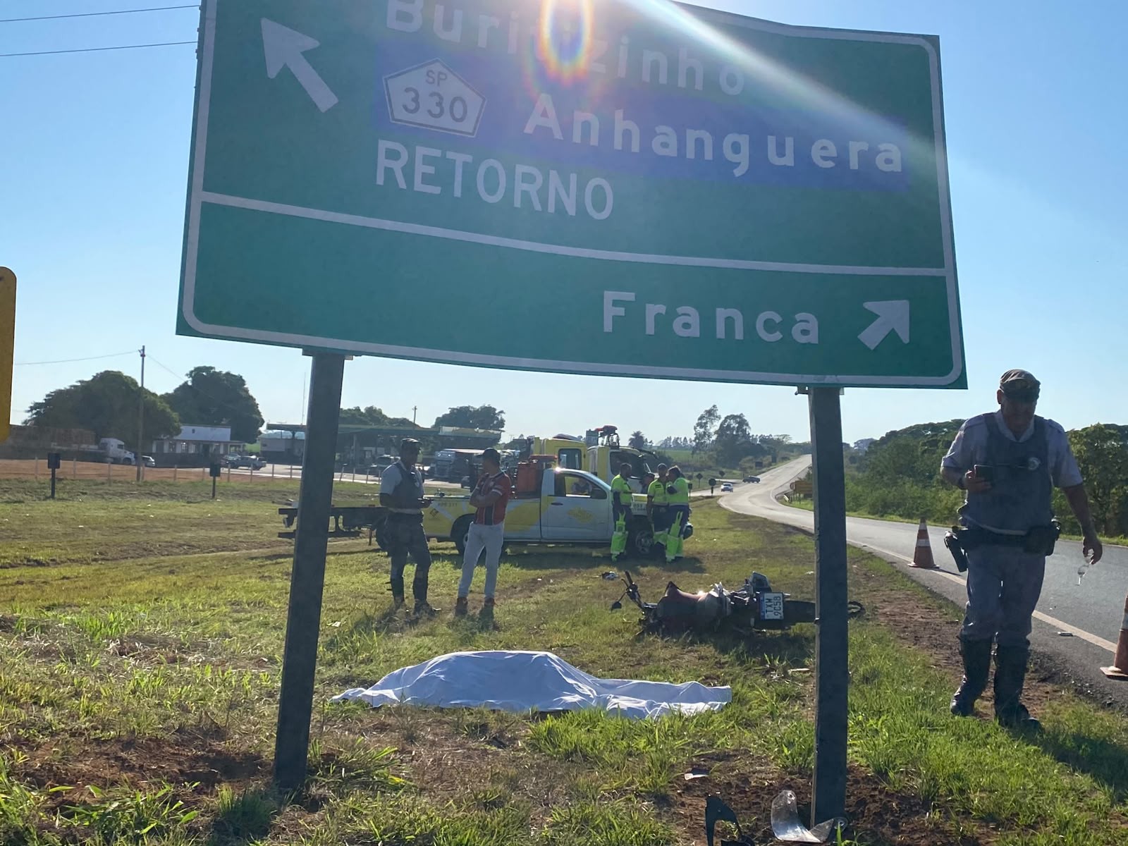 Motociclista morre ao bater de moto contra placa em rodovia em São José da Bela Vista, SP