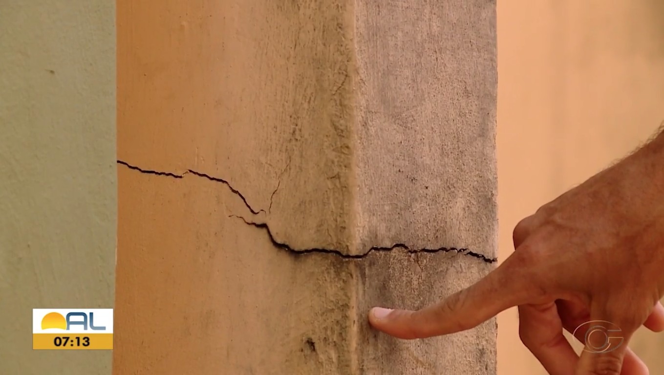 Moradores do Pinheiro e Farol denunciam novas rachaduras em imóveis