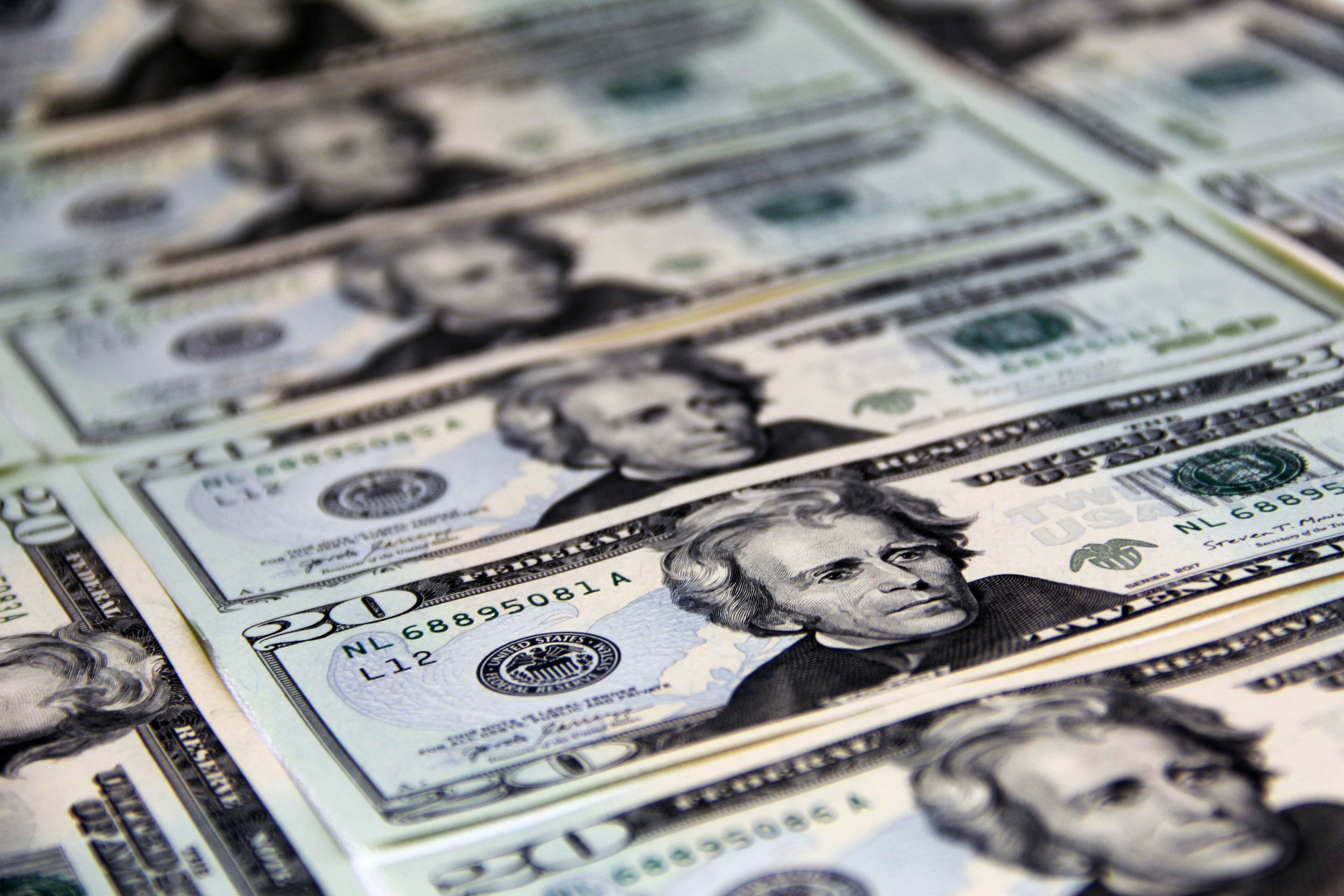 Dólar opera em alta em semana de decisão de juros no Brasil e nos EUA; Ibovespa cai thumbnail