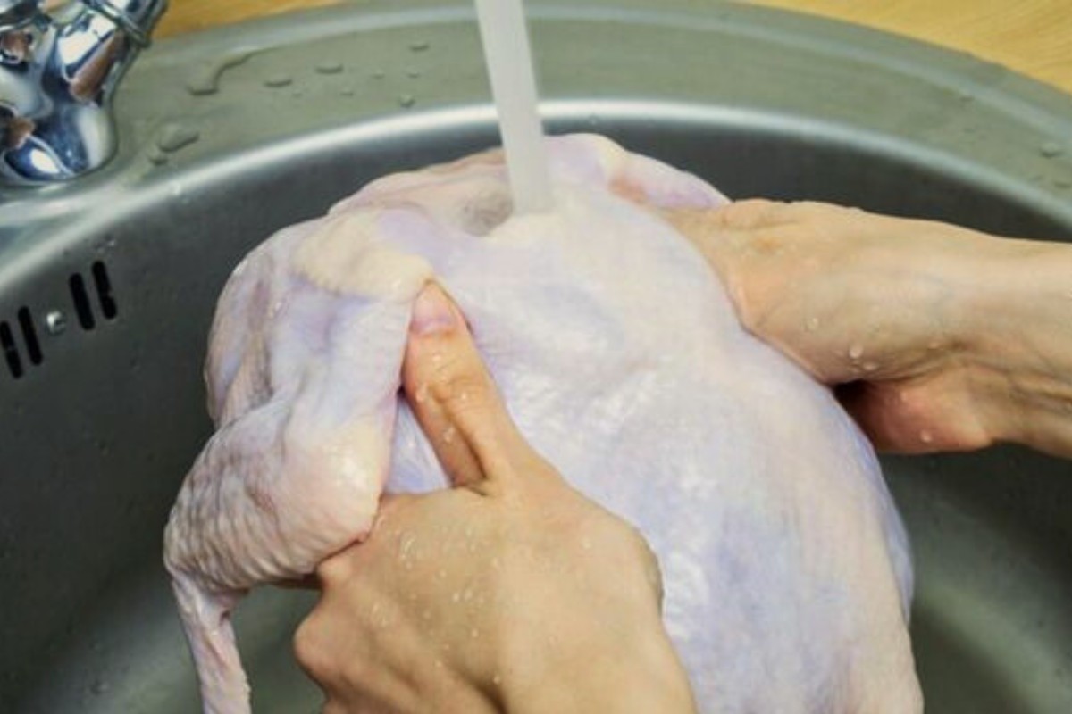 Banheiro sujo, cozinha escondida e frango lavado: o que o cliente não percebe ao comer fora