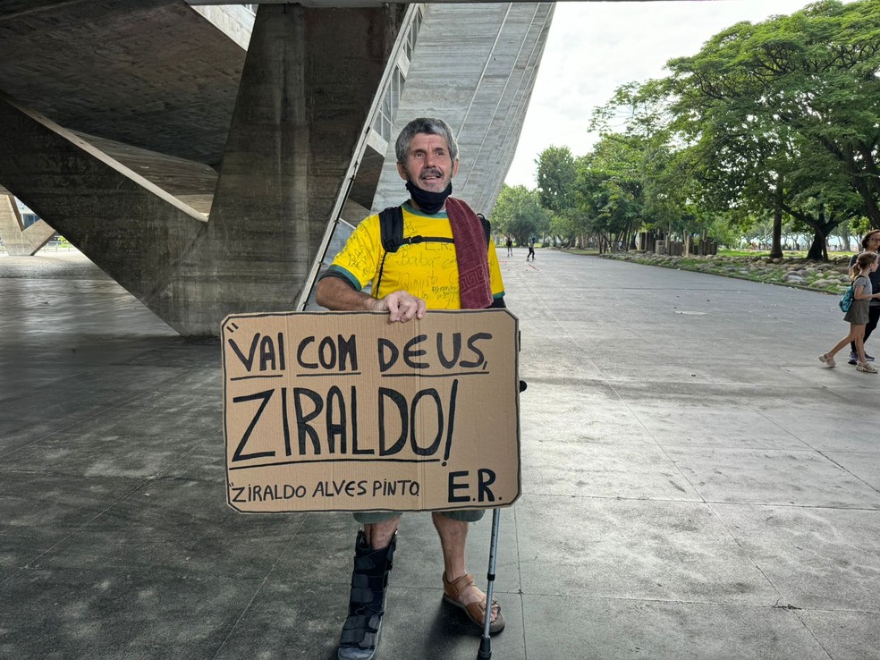 Fã levou cartaz para homenagear Ziraldo — Foto: Suelen Bastos/ g1