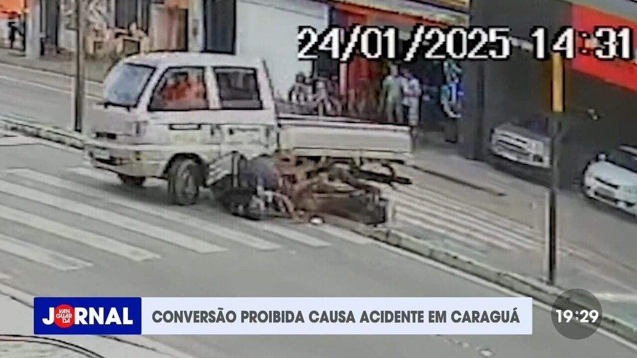 Picape faz conversão proibida, bate em moto e deixa motociclista ferido em Caraguatatuba; veja VÍDEO