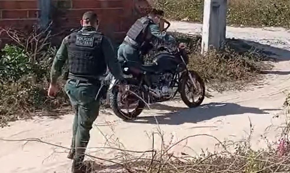 Policiais recuperaram moto roubada em Camocim. — Foto: Reprodução