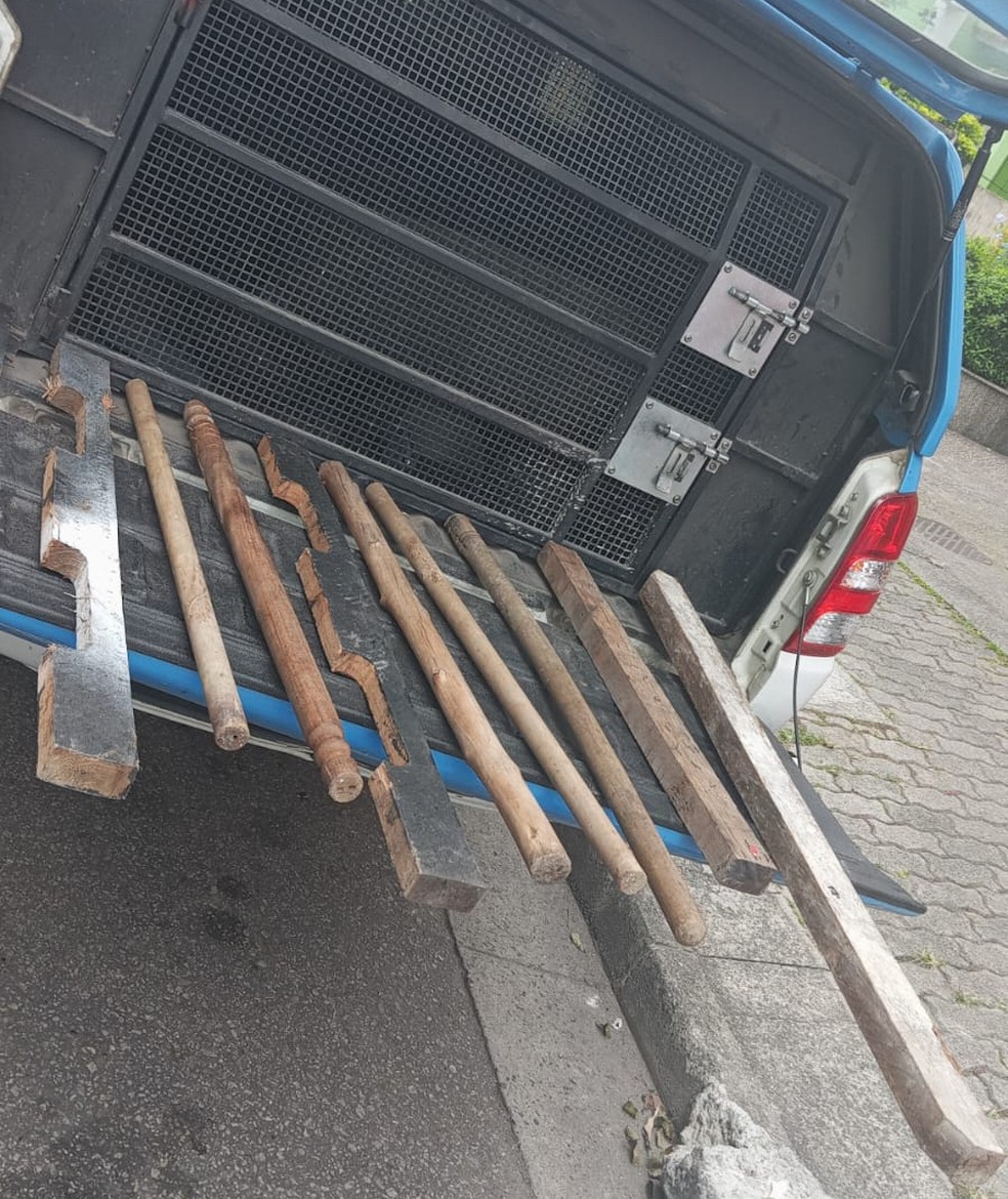 Pedaços de madeira apreendidos com integrantes de torcida organizada do Vasco, em Paciência. — Foto: Divulgação