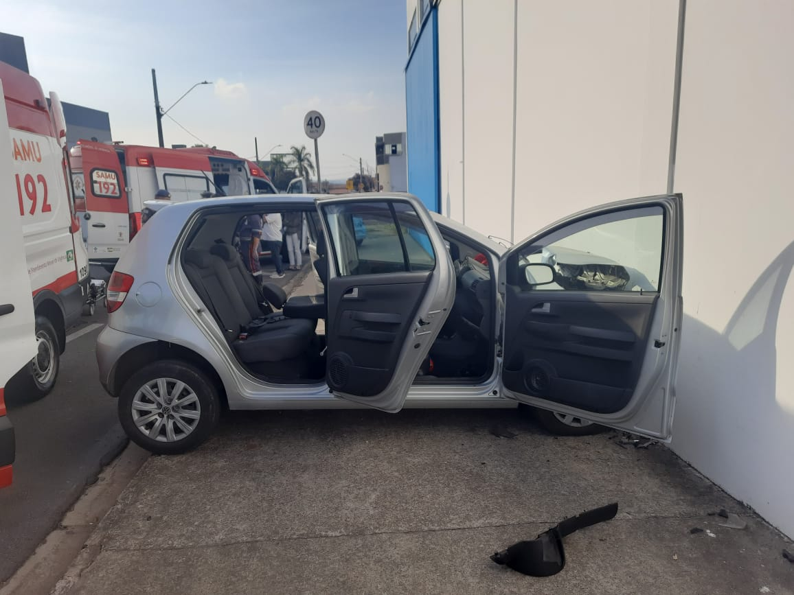 Idoso tem mal súbito e morre após perder controle da direção e bater contra muro de empresa em Sorocaba 