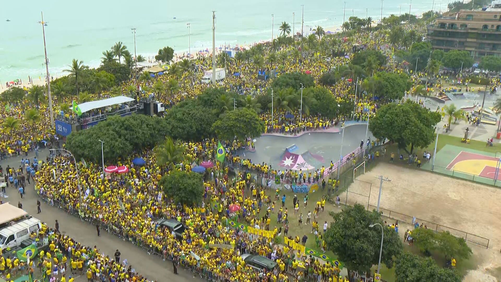 Flávio Bolsonaro reúne apoiadores em ato na Barra da Tijuca, no Rio