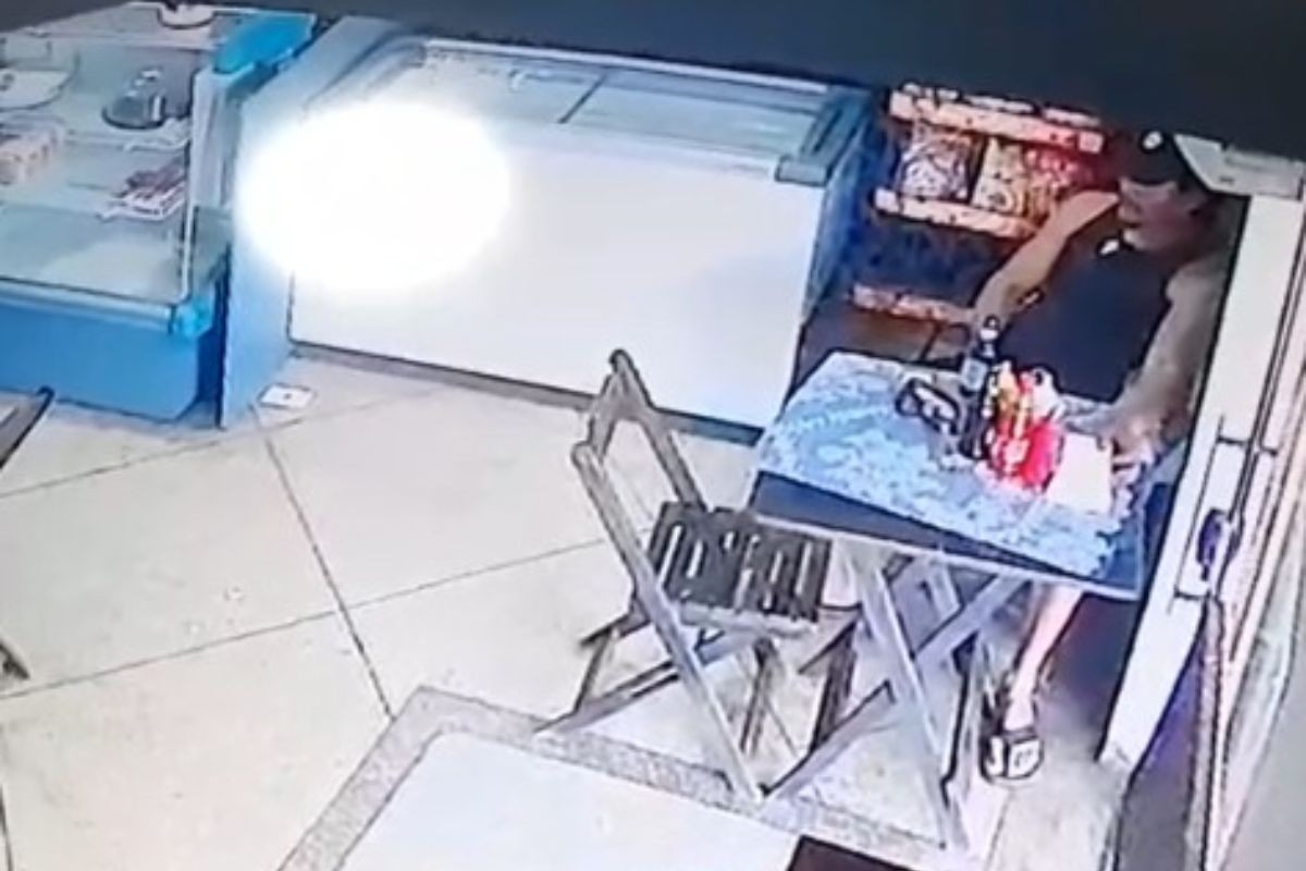 VÍDEO: homem é flagrado se masturbando dentro de padaria e preso em MS