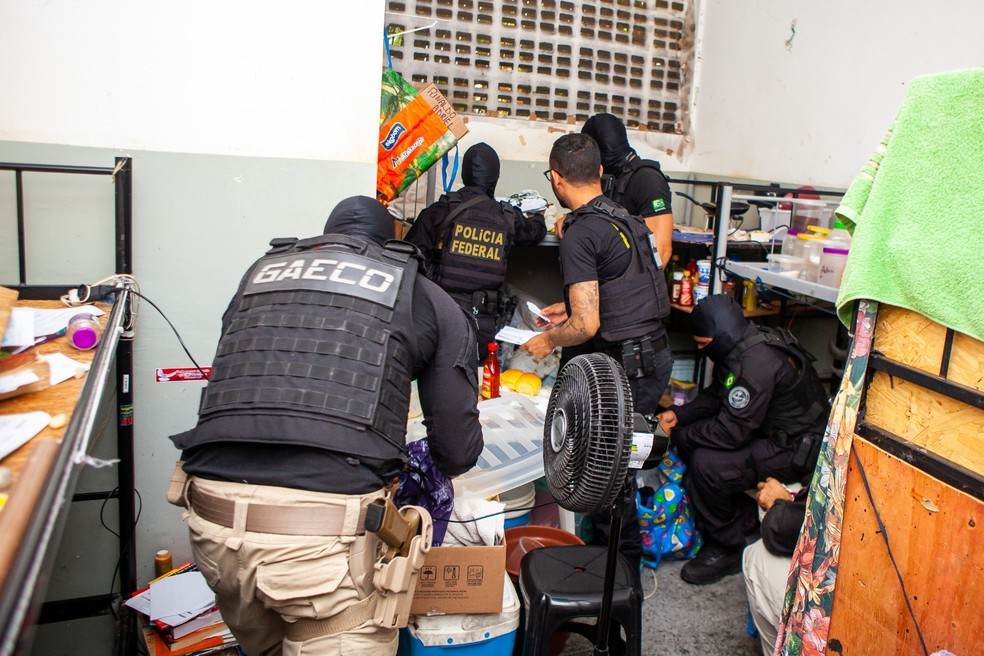 Equipes fizeram buscas nas celas em que os militares estavam, no Batalhão de Choque, em Lauro de Freitas — Foto: Humberto Filho/Cecom Imprensa