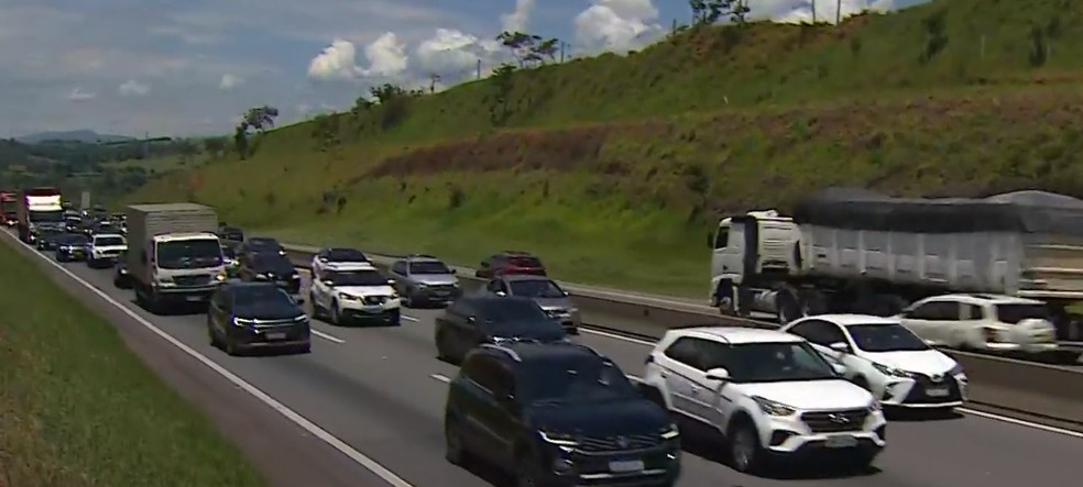 Rodovia Presidente Dutra também registra tráfego intenso após feriado de fim de ano — Foto: Reprodução/TV Vanguarda