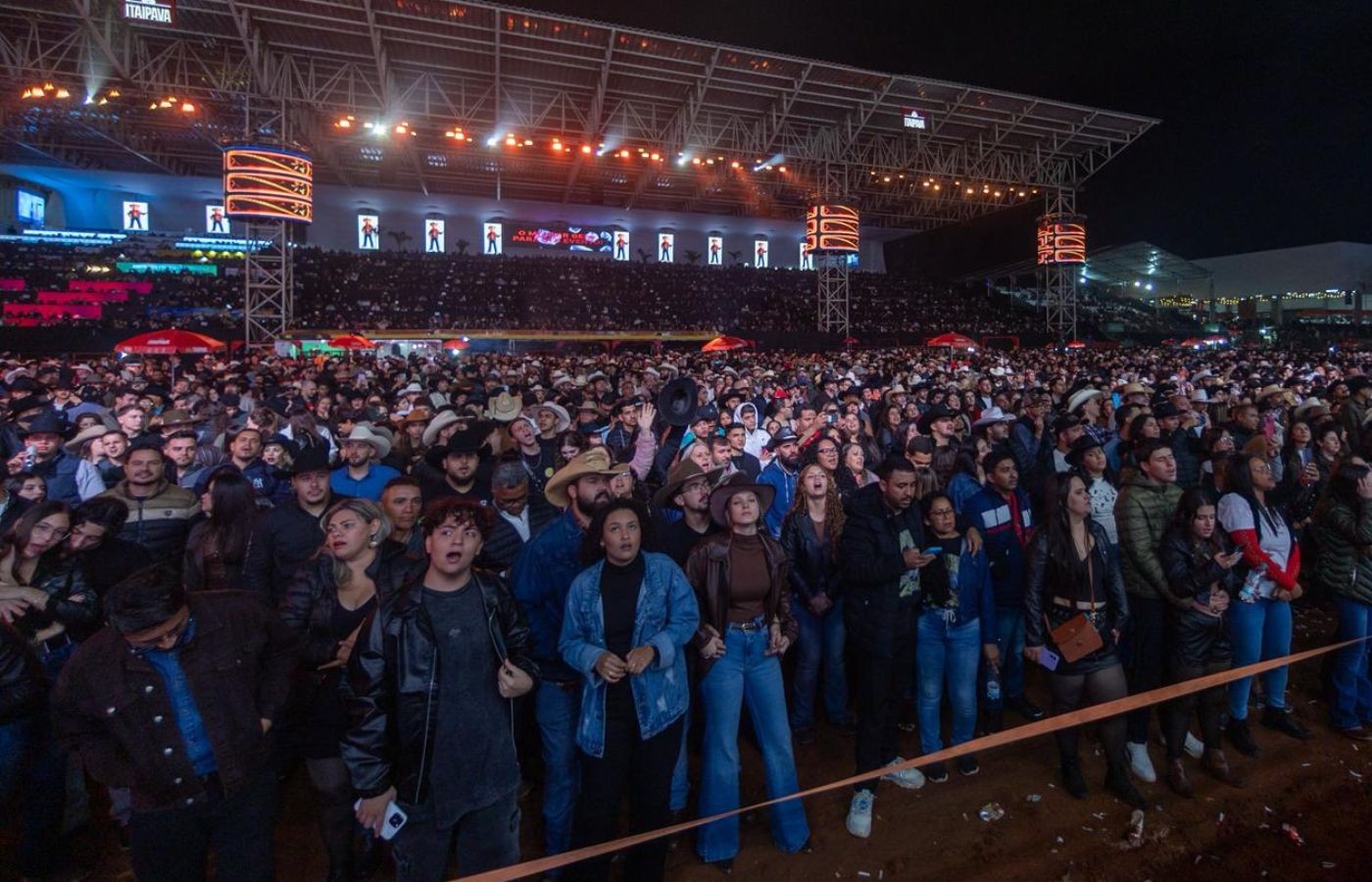 Público acompanha o show de Zezé di Camargo na noite de abertura da 38ª edição da Festa do Peão de Americana — Foto: Thomaz Marostegan