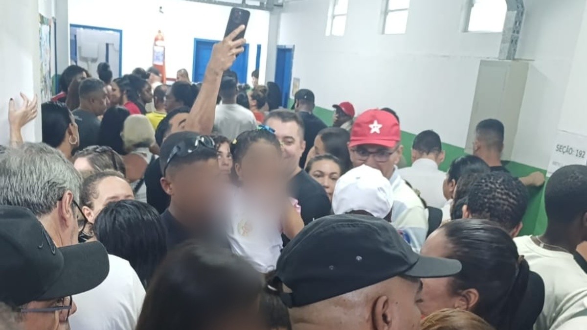 Eleitores relatam fila de mais de 4 horas para votar no RJ; TRE diz que demora ocorreu por tempo maior nas urnas