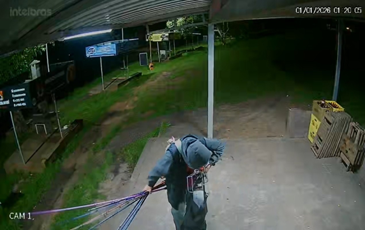 VÍDEO: trio invade pesqueiro, furta equipamentos e é flagrado pescando antes de fugir