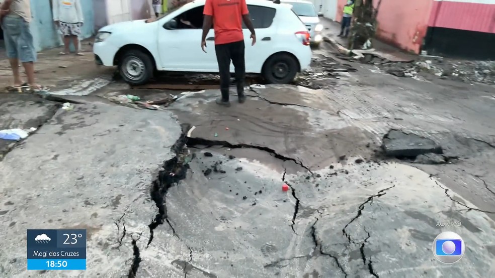 Asfalto cedeu durante chuva na rua Cordão de São Francisco, no Itaim Paulista — Foto: Reprodução/TV Globo