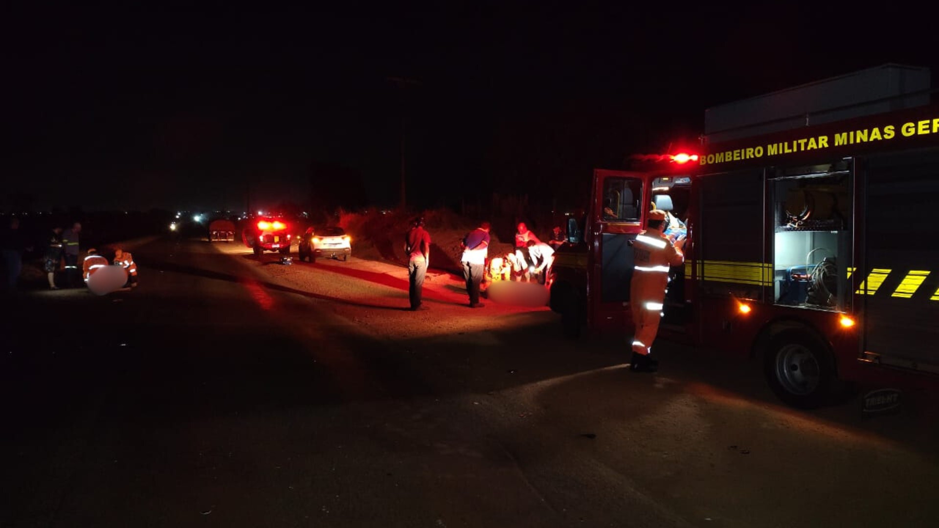 Casal morre ao bater moto em carro que entrou em rodovia sem sinalizar em Uberaba