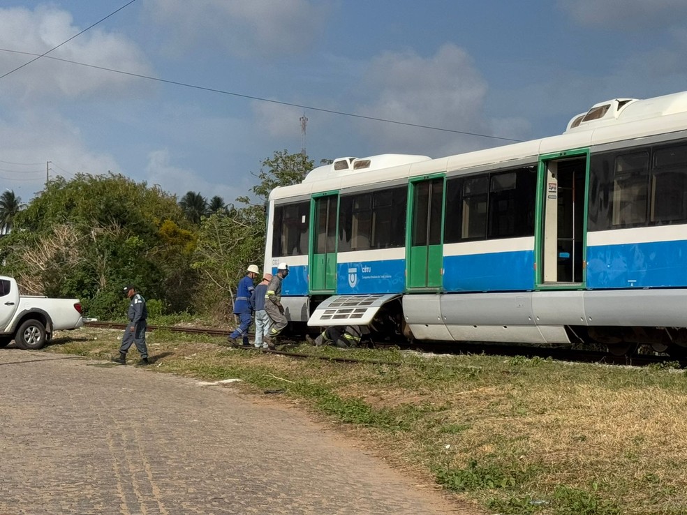 VLT descarrilhado na Zona Norte de Natal — Foto: Sérgio Henrique Santos/Inter TV Cabugi