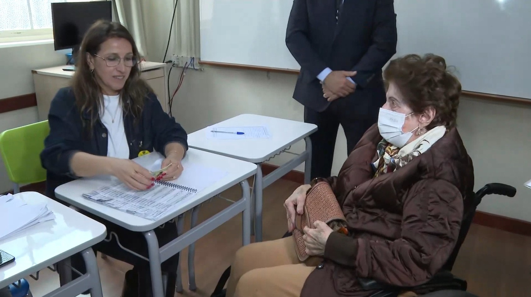 Eleitora de 103 anos recebe alta de hospital e vota com ajuda da filha em SC: 'Gosto de votação'