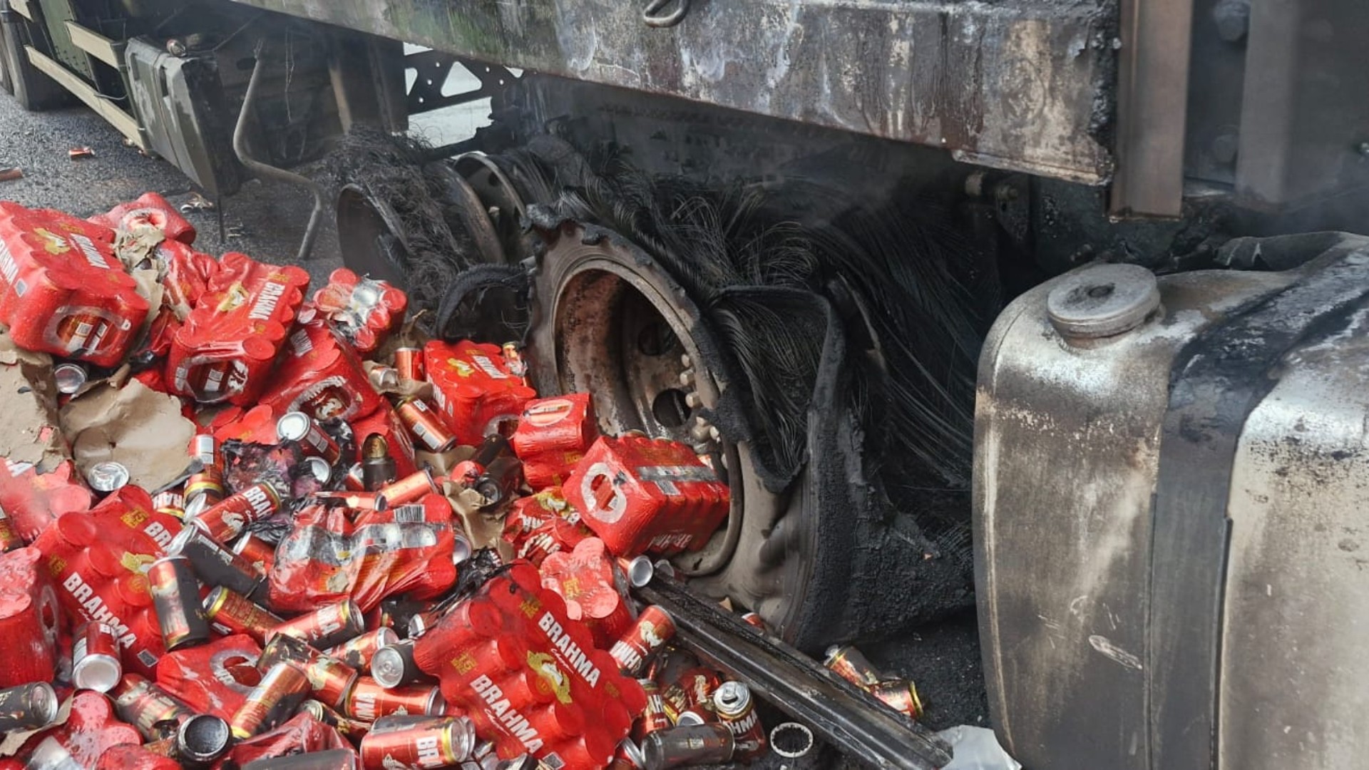 Carreta com cervejas pega fogo e parte da carga fica espalhada na BR-050 em MG