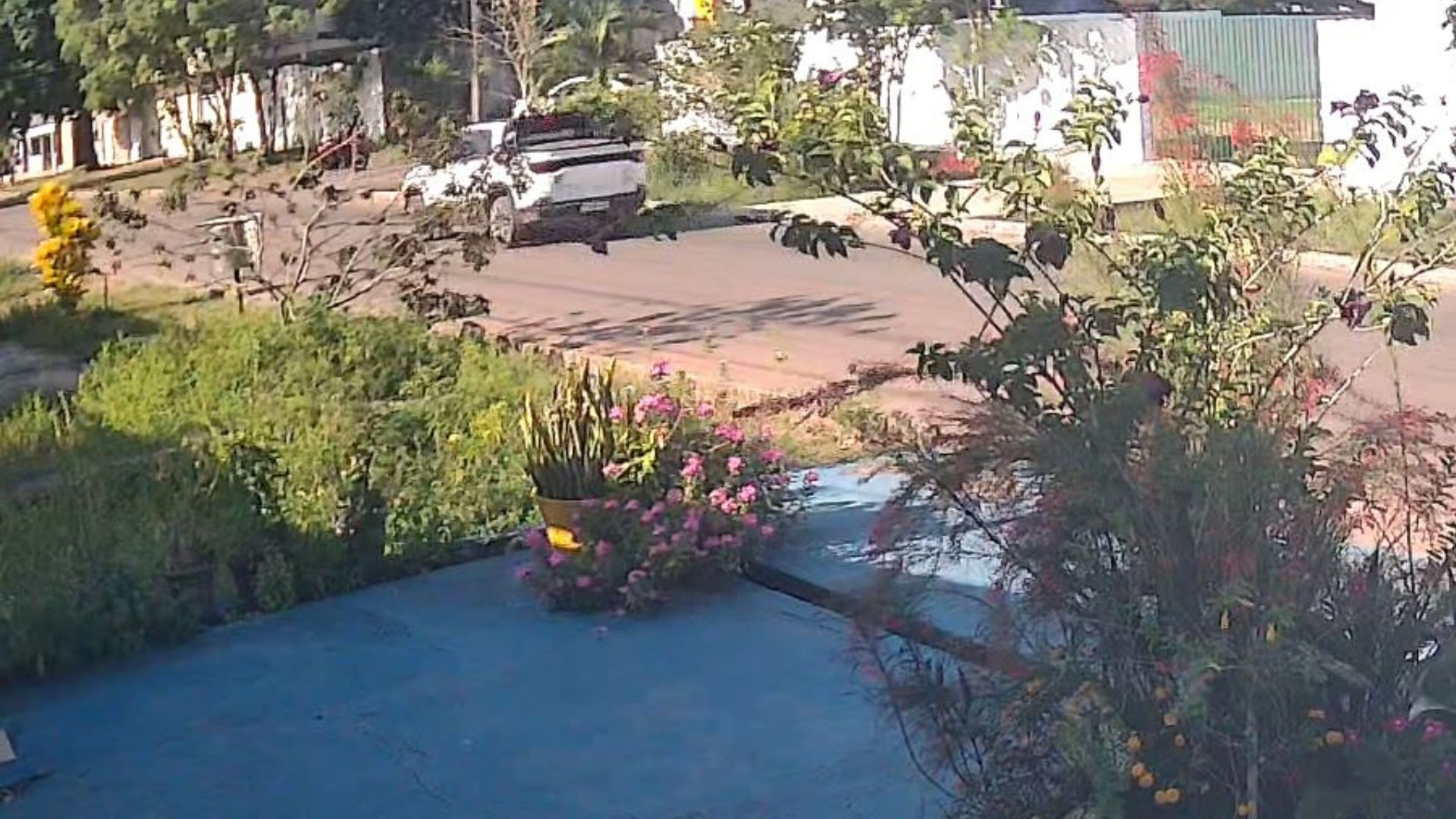 VÍDEO: jovem de 18 anos morre após moto avançar preferencial e bater contra picape em Santana