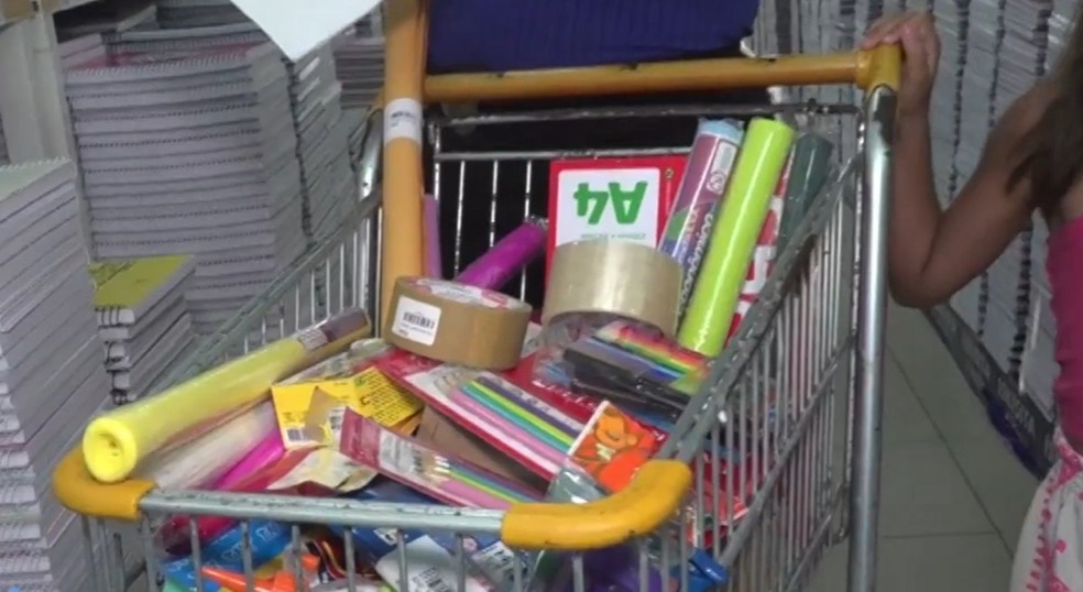 Procon notificou mais de 100 escolas de Natal por suspeita de abusividade na lista de material escolar — Foto: Reprodução/Inter TV Cabugi