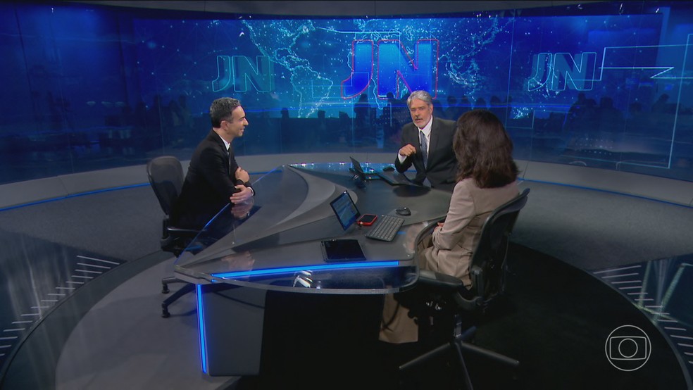 Csar Tralli, Willian Bonner e Renata Vasconcellos na bancada do Jornal Nacional  Foto: Jornal Nacional/ Reproduo