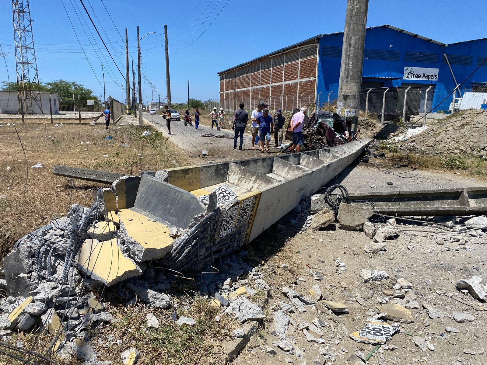 Assaltantes batem carro roubado em poste durante fuga da polícia, em Campina Grande, PB