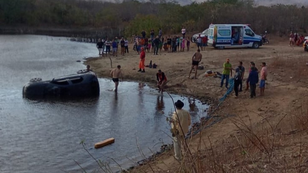 Carro com quatro pessoas cai em açude, e uma morre submersa em Caridade, no interior do Ceará — Foto: Reprodução