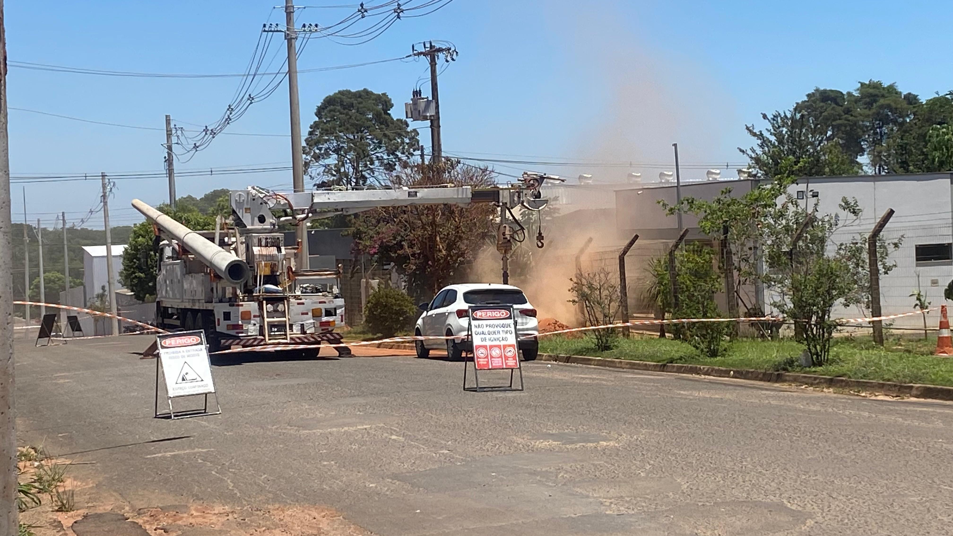 VÍDEO: tubulação de gás é perfurada durante instalação de poste e provoca evacuação em empresa e isolamento de área em Bauru